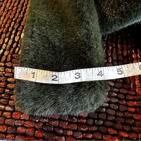 A New Day Faux Fur Forrest Green Scarf Stole Cozy - Picture 7 of 8
